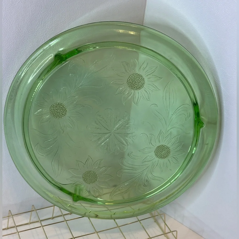 Vintage Jeanette Uranium Depression Glass Green Sunflower Footed Cake Plate 10”